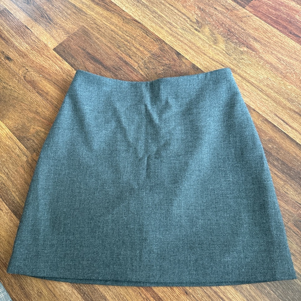 WILFRED healthier dark grey classic mini skirt size 0. BRAND NEW